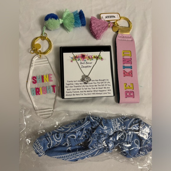 Best Bonus Daughter Necklace. 2 Simply Southern keychains.1 elastic hairband.New - Picture 1 of 2
